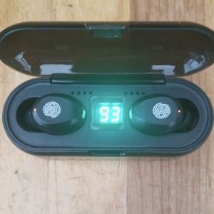 WATER PROOF EARBUDS 5.1 GREAT BASS PORTABLE/TRAVEL SIZE comes with charging case